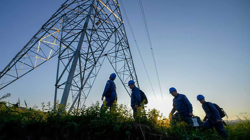 1.西双版纳供电局输电管理所“电亮丝路”班组开展中老联网线路人工巡检。西双版纳供电局供图
