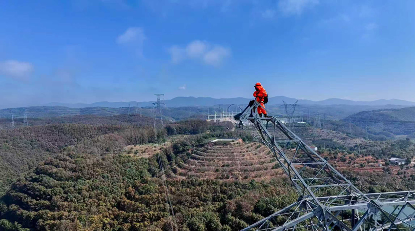 2.西双版纳供电局输电管理所电亮丝路班对中老联网线路开展隐患处理。西双版纳供电局供图