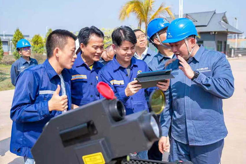 3西双版纳供电局输电管理所电亮丝路班对老挝电力人员开展技能培训。西双版纳供电局供图