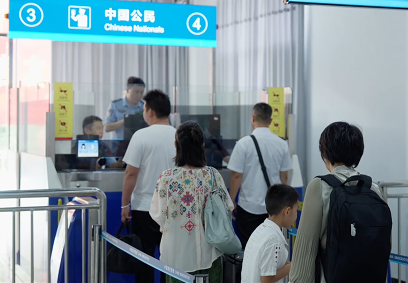 旅客在通关。勐腊县融媒体中心供图