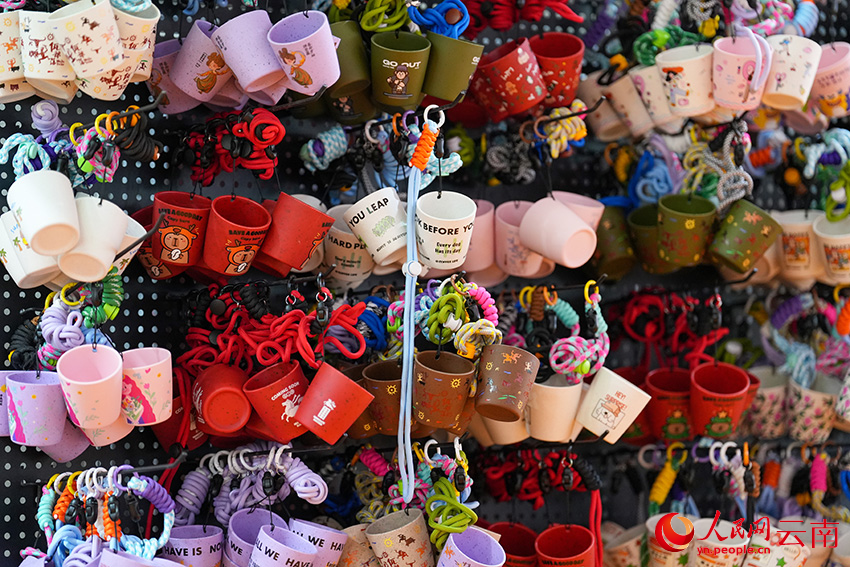 展会上展出的普洱咖啡文创产品。人民网记者 虎遵会摄