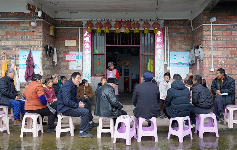 绥江县中城镇良姜村通过开展“龙门闲话”发现问题