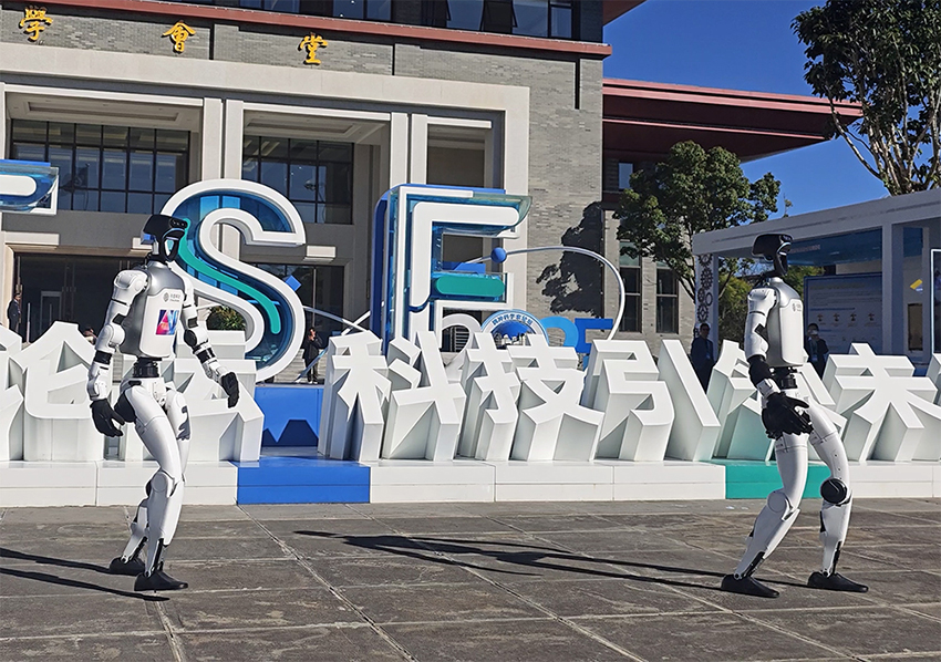 AI机器人表演。人民网记者 程浩摄