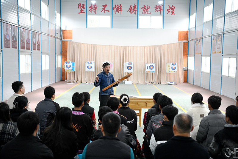 吴朝荣结合射弩传承宣讲党的二十届四中全会精神。