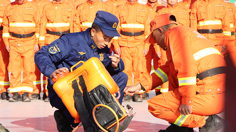 隊員們正在進行機具實操訓練。常潤鵬攝