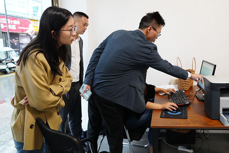 法院工作人員指導填報文書。