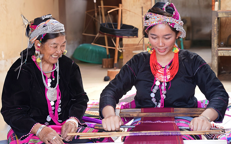 娜汉(左)在教授织锦。陈龙汝男摄