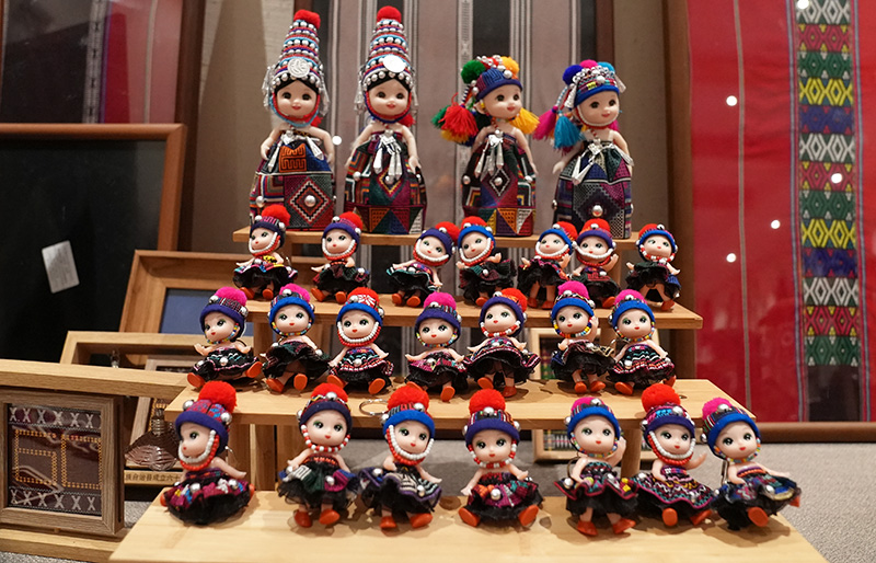 佤族织锦文创产品。陈龙汝男摄