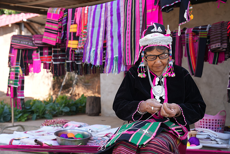 娜汉在做织锦文创。陈龙汝男摄