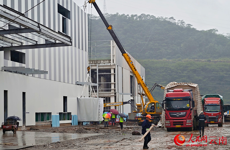 工程建设现场。人民网 尹馨摄