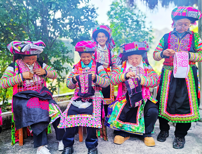 正在绣花的瑶族妇女