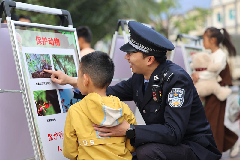 民警向小朋友宣傳保護野生動物知識。
