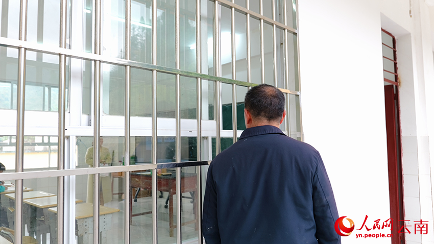 農加貴在教室外看楊素芹上課。韋銀熒攝