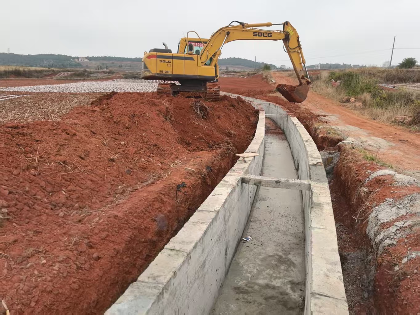 高標准農田渠道土方回填。