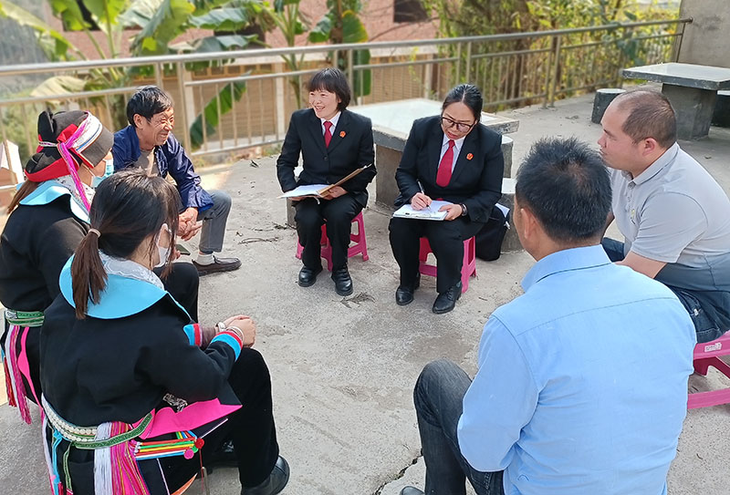 師宗縣人民法院丹鳳法庭法官在龍慶鄉調解案件。