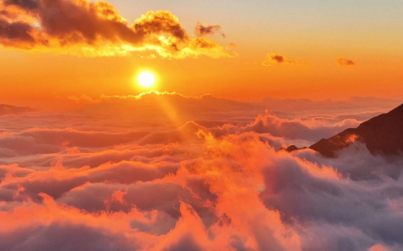 震撼！4000米海拔看日出云海金光万丈