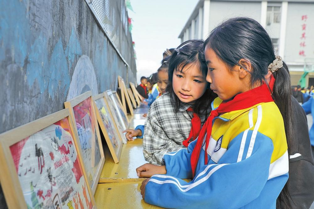 元陽縣華澤陽光希望小學學生觀看抗日戰爭主題展覽。
