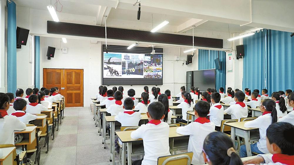 騰沖市艾歐沛遠陽光希望小學學生參與網絡雲班會。