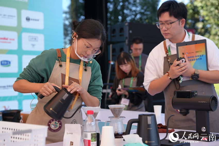 【图1】12月5日，咖啡师在活动现场制作咖啡。人民网记者-虎遵会摄