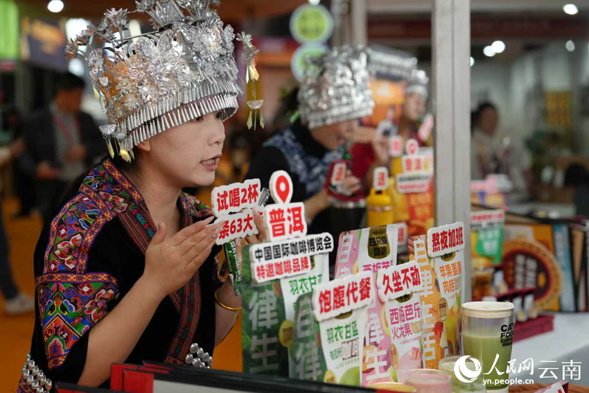 【图3】12月5日，商户在博览会上通过直播平台售卖普洱咖啡。人民网记者-虎遵会摄