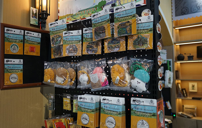 融入滇越铁路元素的特色文创-邱美华摄-2025年12月8日