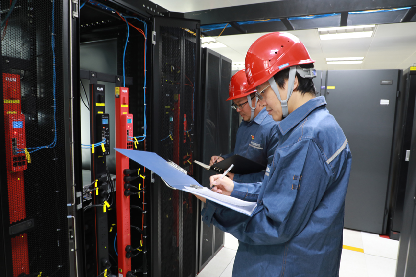 玉溪供電局工作在採集數據。