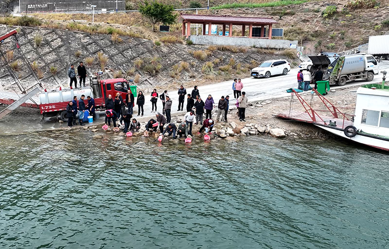 昭通永善黄华镇朝阳社区朝阳码头增殖放流现场。