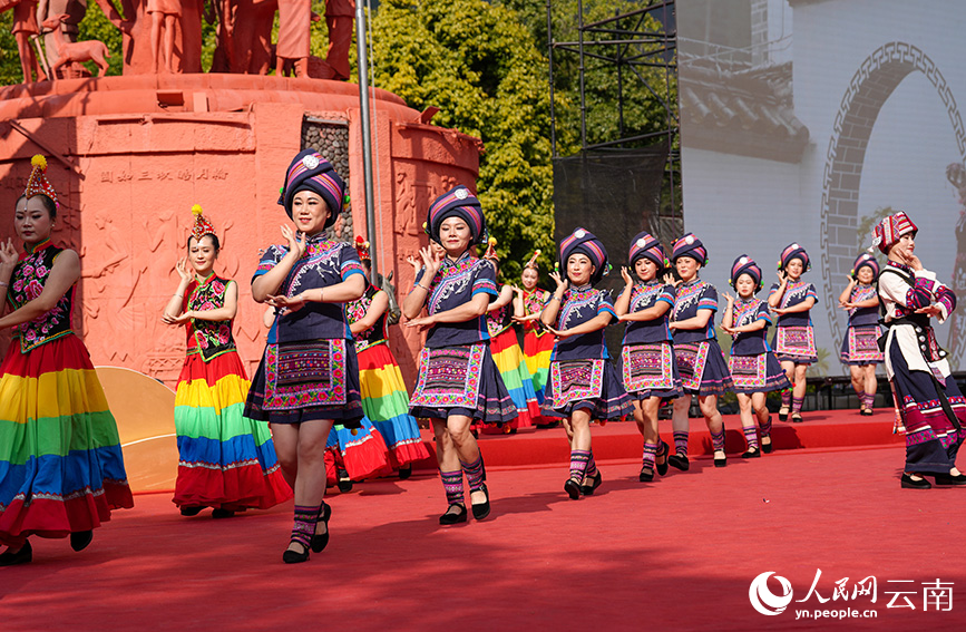 12月18日上午,云南省宁洱哈尼族彝族自治县举行成立四十周年庆祝文艺演出。人民网记者 虎遵会摄