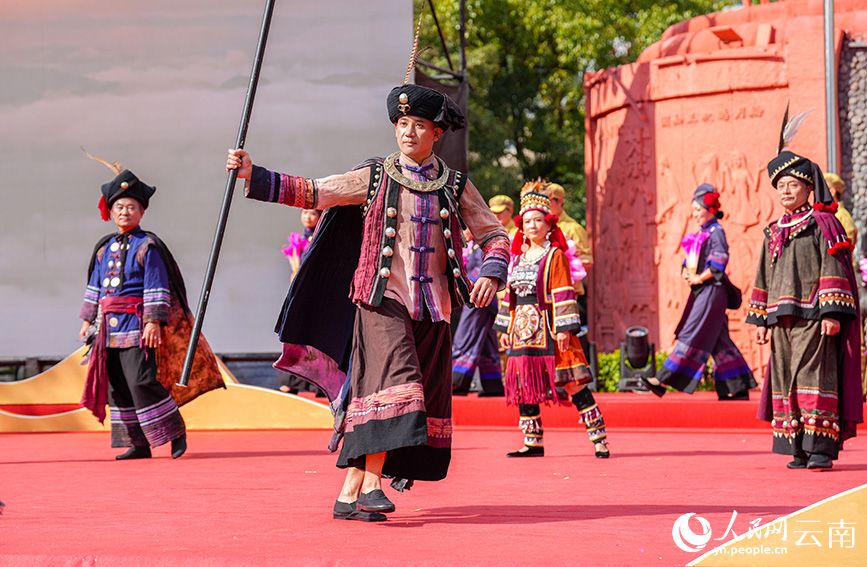 12月18日上午,云南省宁洱哈尼族彝族自治县举行成立四十周年庆祝文艺演出。人民网记者 虎遵会摄