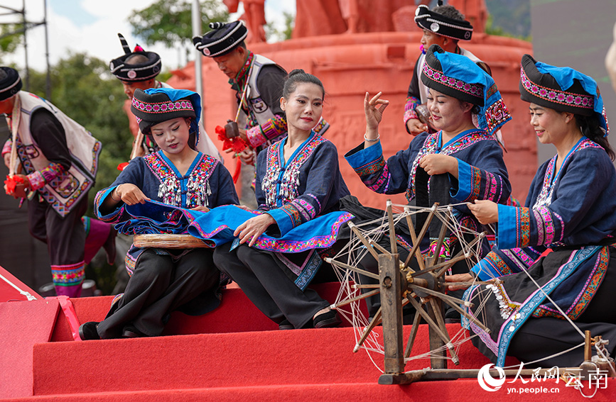 12月18日上午，云南省宁洱哈尼族彝族自治县举行成立四十周年庆祝文艺演出。人民网记者 虎遵会摄