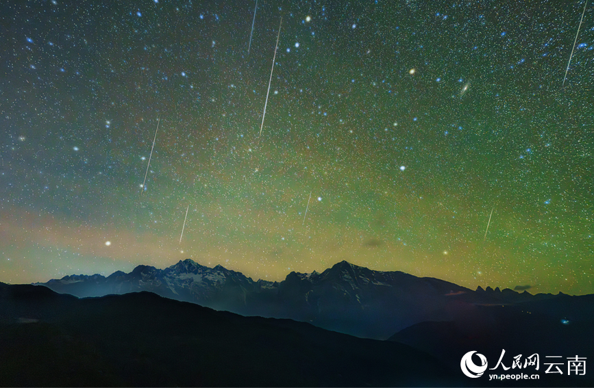 双子座流星雨迎来极大值,多颗流星“降临”玉龙雪山主峰,与皑皑白雪同框。李思翰摄