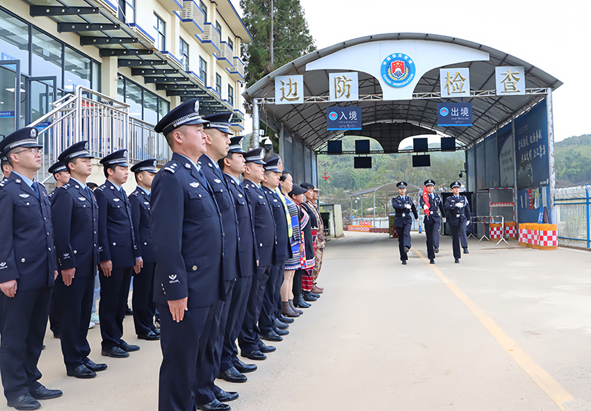 大黑山通道的民警举行升旗仪式。陈军摄