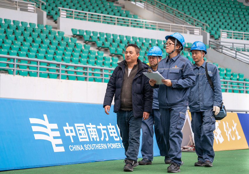 12月16日，曲靖麒麟供电局人员到曲靖市文化体育公园体育场了解用电需求。王瑛摄