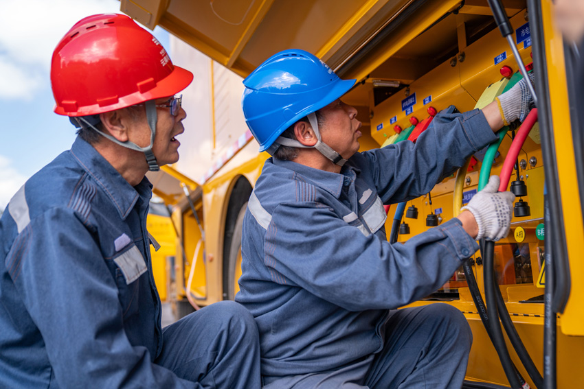 12月16日，曲靖麒麟供电局人员对曲靖市文化体育公园体育场接入应急发电车，确保云南省城市足球联赛用电万无一失。王瑛摄