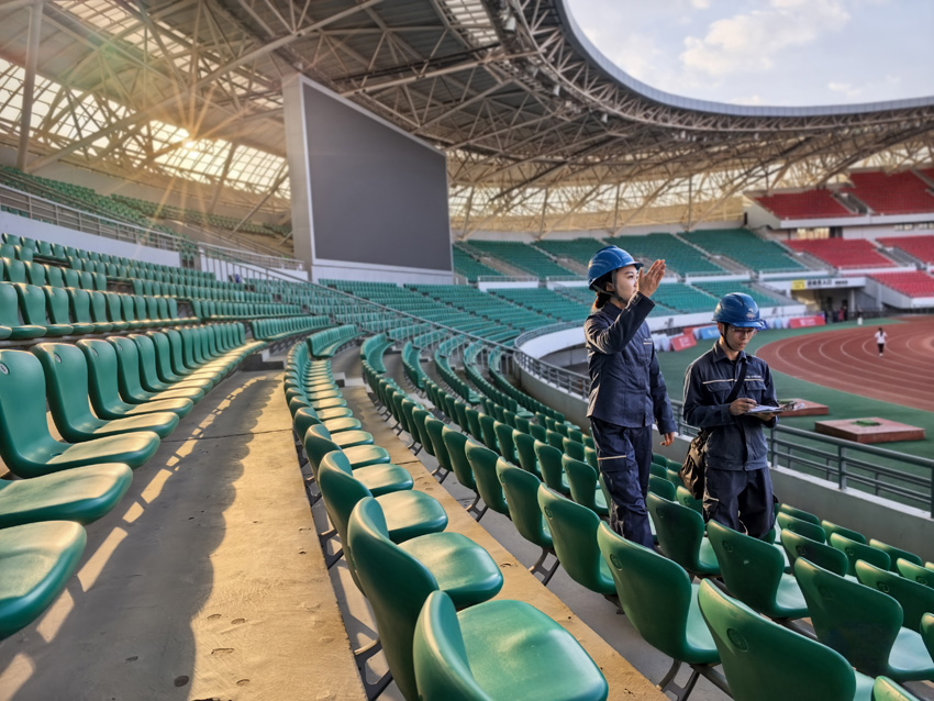 12月16日，曲靖麒麟供电局人员对曲靖市文化体育公园体育场进行用电检查。阮松萍摄 (2)