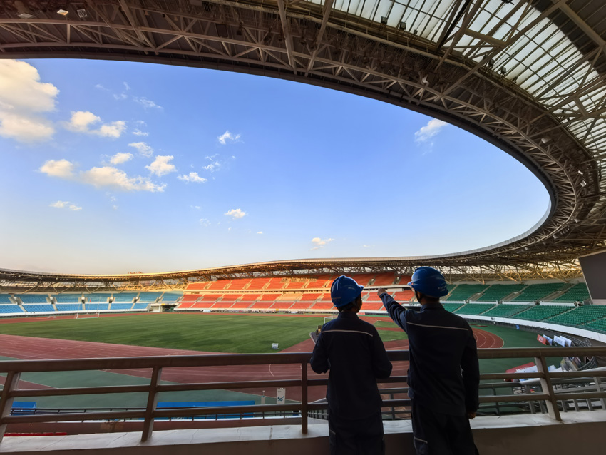12月16日，曲靖麒麟供电局人员对曲靖市文化体育公园体育场进行用电检查。阮松萍摄