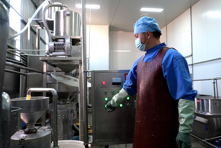 用模具將豆腐壓制成型。