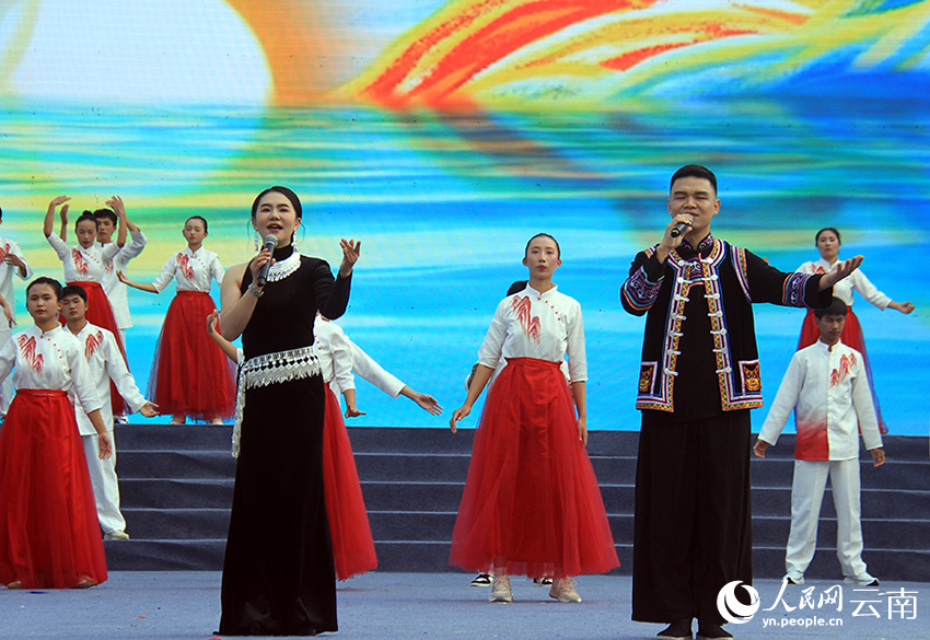 庆祝景东彝族自治县成立四十周年文艺演出现场。人民网记者 程浩摄