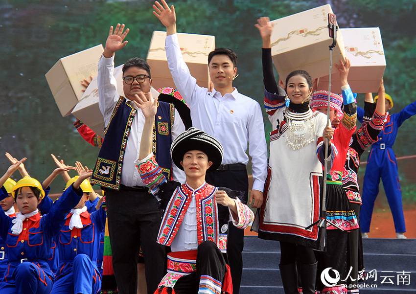 庆祝景东彝族自治县成立四十周年文艺演出现场。人民网记者 程浩摄