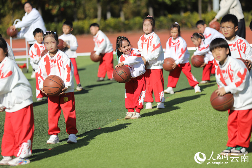 小朋友在表演团体操。人民网记者 李发兴摄