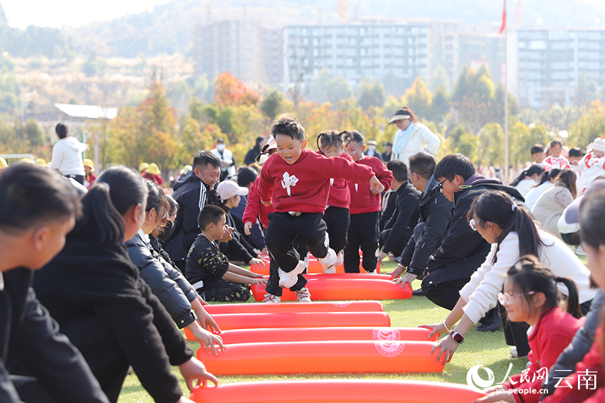 小朋友和家长参加亲子游戏。人民网记者 李发兴摄