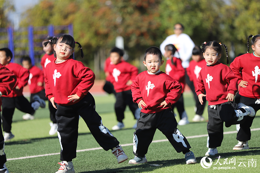 小朋友在表演团体操。人民网记者 李发兴摄