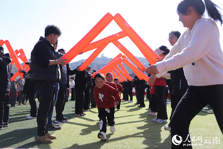 小朋友和家长参加亲子游戏。人民网记者 李发兴摄