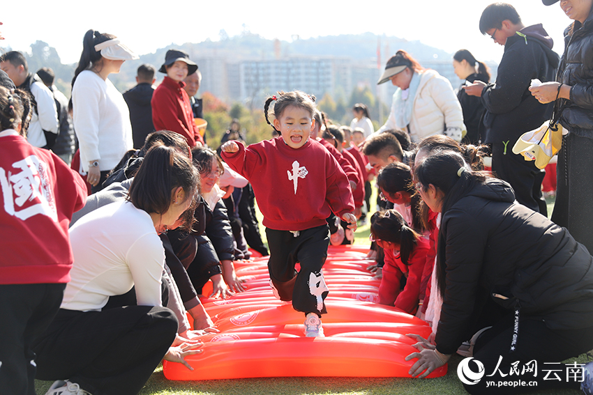 小朋友和家长参加亲子游戏。人民网记者 李发兴摄