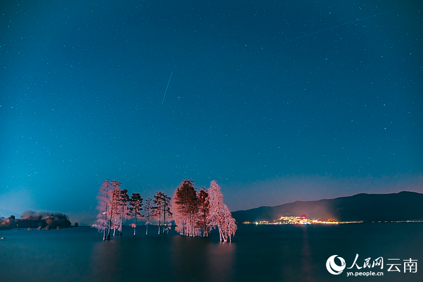 流星划过洱海夜空。王旭光摄