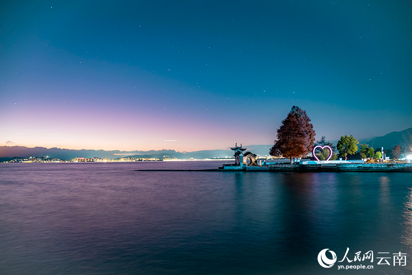 洱海星夜。王旭光摄