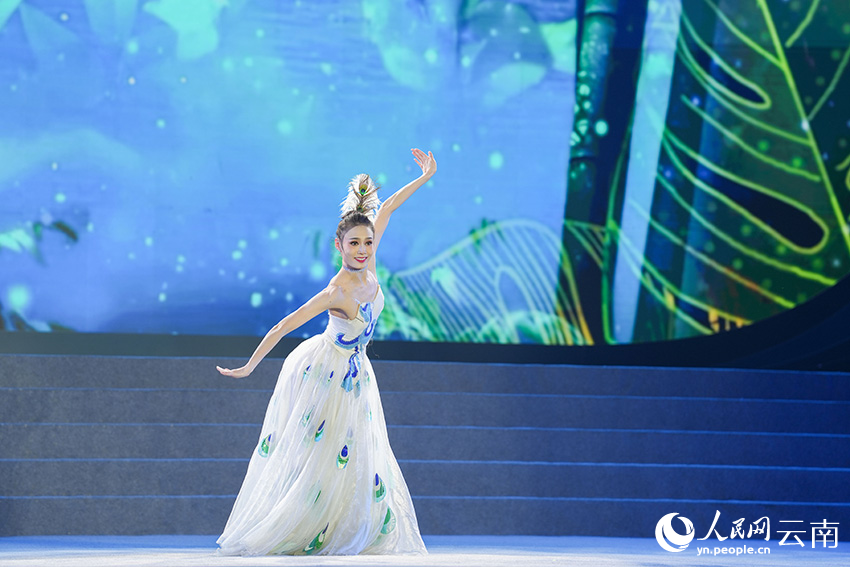 中央民族歌舞團到雲南景谷開展慰問演出。人民網記者 虎遵會攝