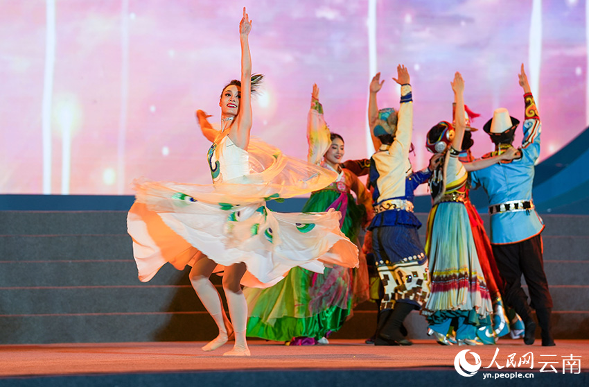 中央民族歌舞团到云南景谷开展慰问演出。人民网记者 虎遵会摄