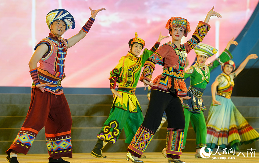 中央民族歌舞团到云南景谷开展慰问演出。人民网记者 虎遵会摄