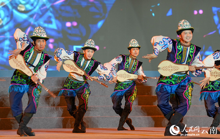 中央民族歌舞团到云南景谷开展慰问演出。人民网记者 虎遵会摄